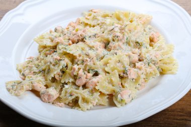 Makarna farfalle somon ile