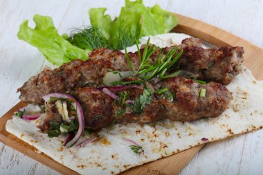 Kuzu kebabı soğan ile 