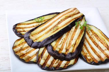 Kekik ile ızgara patlıcan 