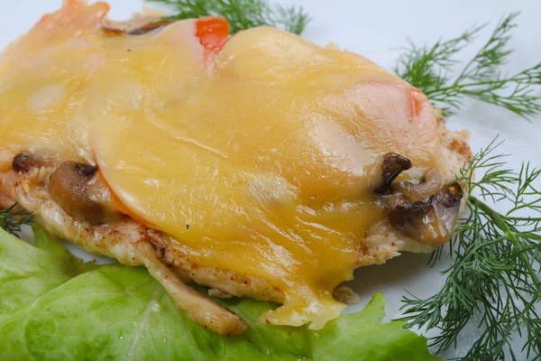 Ayam panggang dengan jamur. — Stok Foto