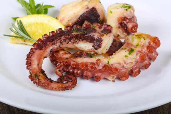 Grilled octopus with lemon — Stock Photo, Image