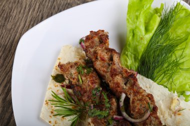 Kuzu kebabı soğan ile