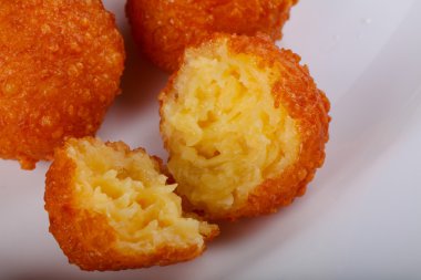 Sıcak sulu peynir topları 