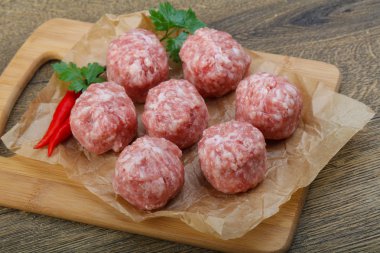 Biber ve maydanoz ile çiğ köfte