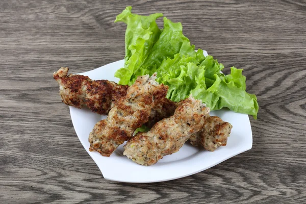 Fleischspieß mit grünem Salat — Stockfoto