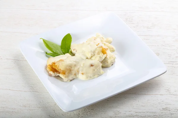 Baked perch in cream sauce — Stock Photo, Image