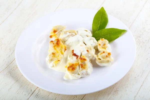 Russische dumplings in crème — Stockfoto