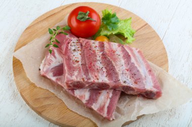 Çiğ domuz kaburgası