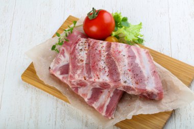 Çiğ domuz kaburgası