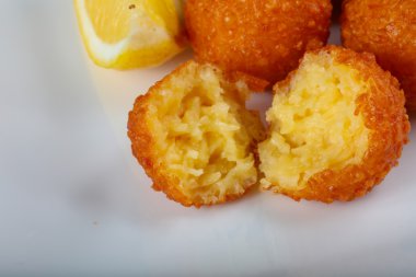 Sıcak sulu peynir topları