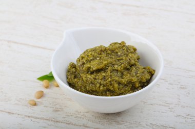 Pesto sos kabın içinde