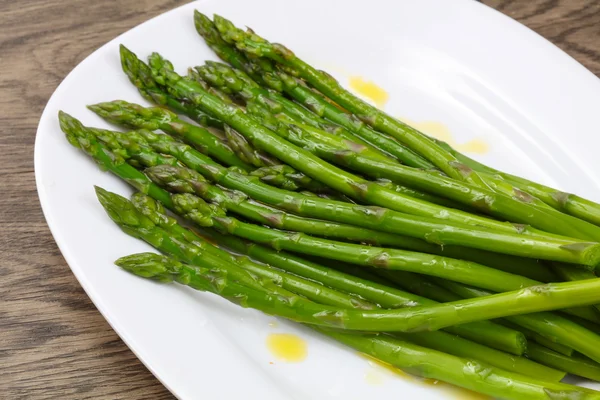 Boiled asparagus with olive oil — Stock Photo, Image