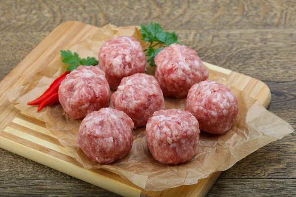 Albóndigas crudas con pimienta —  Fotos de Stock