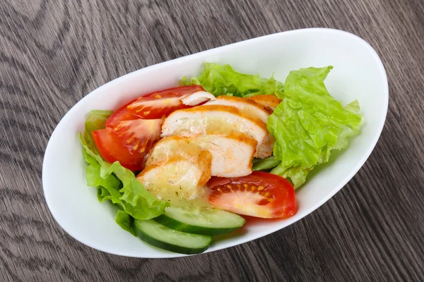 Salada com peito de frango — Fotografia de Stock