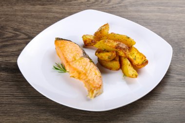 Patates pişmiş somon
