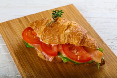 Somon ile lezzetli kruvasan