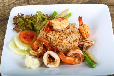 Kızarmış pilav ve deniz ürünleri.