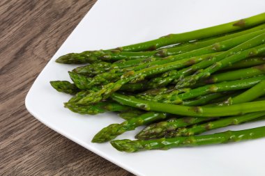 Zeytinyağı ile haşlanmış kuşkonmaz 