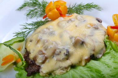 Peynir ve mantar soslu domuz eti