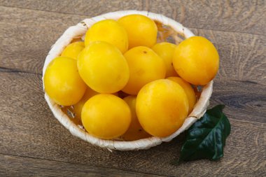 Kabın içinde sarı Erik