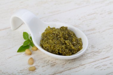 Pesto sos kabın içinde