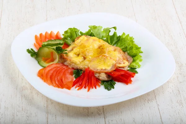 Schweinesteak mit Tomaten und Käse — Stockfoto