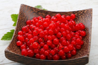 Kabın içinde kırmızı kuş üzümü