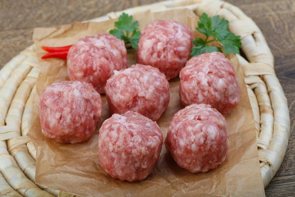 Albóndigas crudas listas para cocinar —  Fotos de Stock