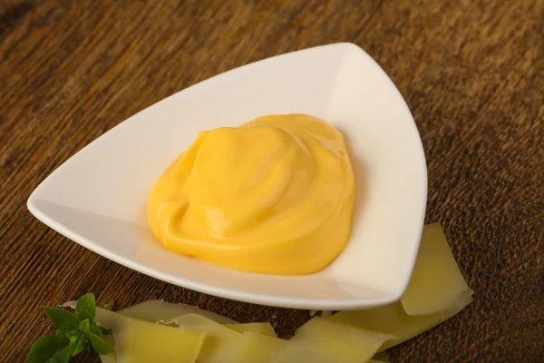 Salsa de queso en el bowl — Foto de Stock