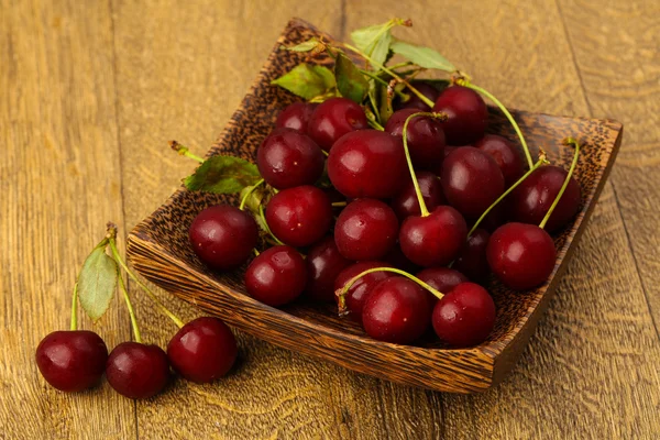 Cherry bessen in de kom — Stockfoto