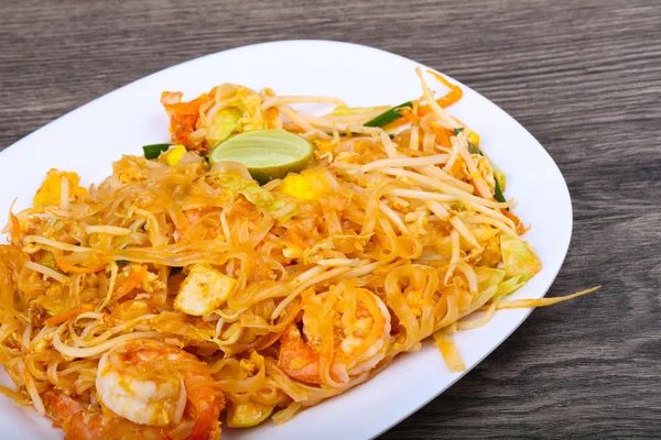 Delicioso Almofada tailandesa com camarões — Fotografia de Stock