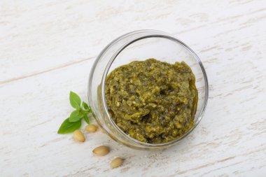 Pesto sos kabın içinde 