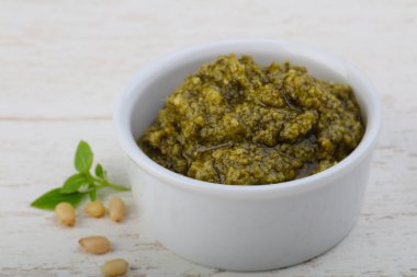 Pesto sos kabın içinde 