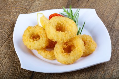 Kızarmış kalamar halkaları