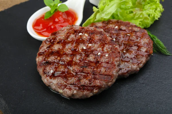 Gegrillte Burger-Schnitzel — Stockfoto