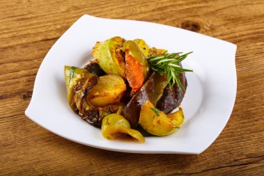 Lezzetli fırında sebze