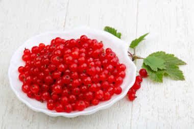 Kabın içinde kırmızı kuş üzümü