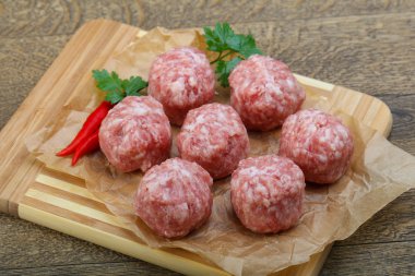 Doğrama kurulu üzerinde çiğ köfte