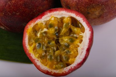 Tropikal ünlü tutku meyve