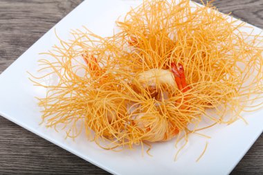 Erişte ve sarılı karides