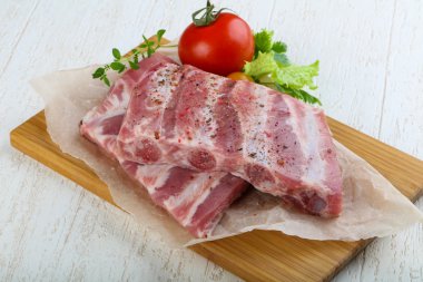 Çiğ domuz kaburgası