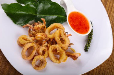 Kızarmış kalamar halkaları