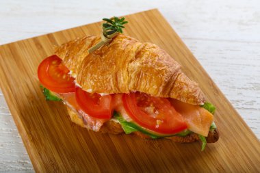 Somon ile lezzetli kruvasan