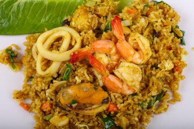 Kızarmış pilav ve deniz ürünleri.