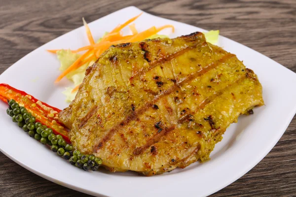 Grilled meat with green curry — Stock Photo, Image