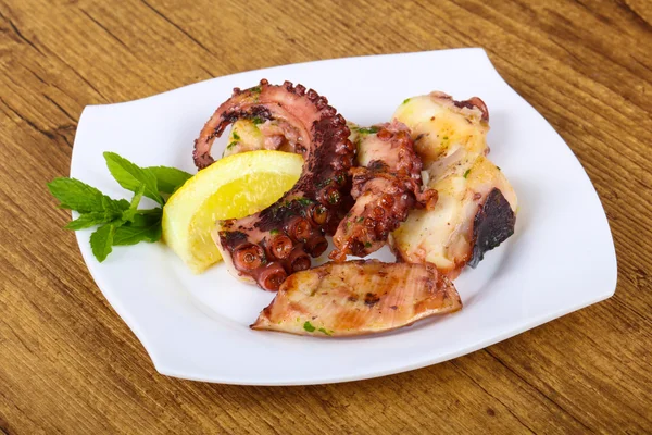 Delicioso pulpo a la parrilla —  Fotos de Stock