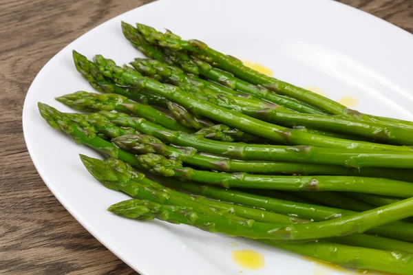 Boiled asparagus with olive oil — Stock Photo, Image
