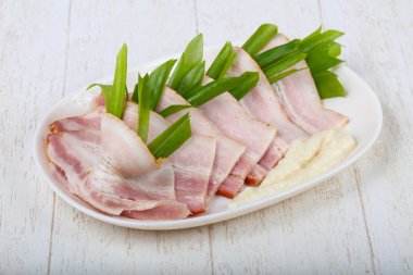 Soğan ile lezzetli jambon