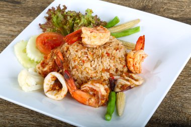 Kızarmış pilav ve deniz ürünleri.