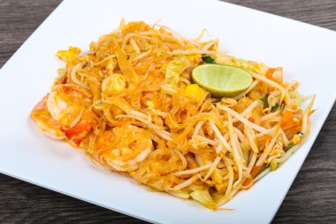 Karides ile pad Thai